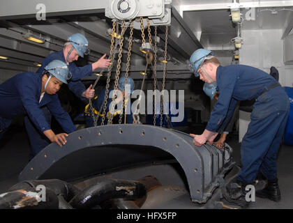 090215-N-3548M-013 OCEANO ATLANTICO (feb. 15, 2009) BoatswainÕs si accoppia a prepararsi per una caduta Òanchor testÓ a bordo della portaerei USS George H.W. Bussola (CVN 77) per verificare il corretto funzionamento del dispositivo di ancoraggio shipÕs mentre. George H.W. Bush è in conduzione builderÕs prove in mare. (U.S. Foto di Marina di Massa lo specialista di comunicazione di terza classe Kyle P. Malloy/RILASCIATO) Navy US 090215-N-3548M-013 Boatswain compagni a prepararsi per un Foto Stock