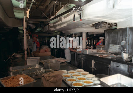 Equipaggio di preparare il cibo in cucina a bordo dell'energia nucleare portaerei USS Enterprise (CVN 65). USS Enterprise (CVN-65), cucina Foto Stock