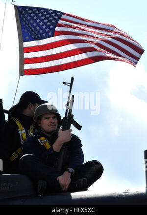 090222-N-0780F-003 SOUDA BAY (feb. 22, 2009) un marinaio sorge una guardia di sicurezza sulla vela del Los Angeles attacco classe sommergibile USS Albuquerque (SSN 706) durante la submarineÕs arrivo a Souda Bay per una visita di porta. Albuquerque è su una distribuzione indipendente il supporto di difesa nazionale e operanti nella sesta flotta area di responsabilità. (U.S. Navy foto di Paul Farley/RILASCIATO) Navy US 090222-N-0780F-003 un marinaio sorge una guardia di sicurezza sulla vela di USS Albuquerque (SSN 706) Foto Stock