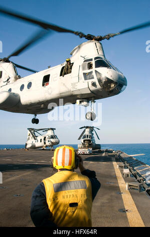 090228-N-1251W-014 sul Mare del Sud della Cina (feb. 28, 2009) in atterraggio segnalatore arruolato (LSE) Nostromi Mate 3° di classe Kyle Eggering saluta i piloti di un CH-46E Sea Knight assegnato a 'Flying Tigers' del mezzo marino elicottero Squadron (HMM) 262 come si diparte il ponte di volo del dock anfibio sbarco nave USS harpers Ferry (LSD 49). Harpers Ferry è distribuita a Sasebo, Giappone, e opera come parte del solo distribuita U.S. Expeditionary Strike gruppo. (U.S. Foto di Marina di Massa lo specialista di comunicazione 2a classe Matthew R. Bianco/RILASCIATO) Navy US 090228-N-1251W-014 Lo sbarco si Foto Stock