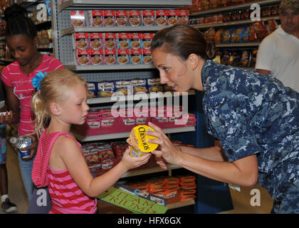 100811-N-8361C-003 PORTSMOUTH, Va. (Agosto 11, 2010) Tenente j.g. Christina Bologna mostra un paziente diabetico a al Centro Medico Navale di Portsmouth (NMCP) il modo corretto di leggere le etichette dei prodotti alimentari per aiutare a monitorare il suo sangue livelli di zucchero. La ragazza è in visita NMCP per il diabete annuale maratona, una giornata di aggiornamento bambini diabetici la scuola di salute piano e per aggiornare la la conoscenza dei partecipanti la costante cura necessaria per gestire la malattia. (U.S. Foto di Marina di Massa Communications Specialist 2a classe Riza Caparros/RILASCIATO) Navy US 100811-N-8361C-003 Tenente j.g. Christina Bologna mostra un paziente diabetico a Naval Foto Stock