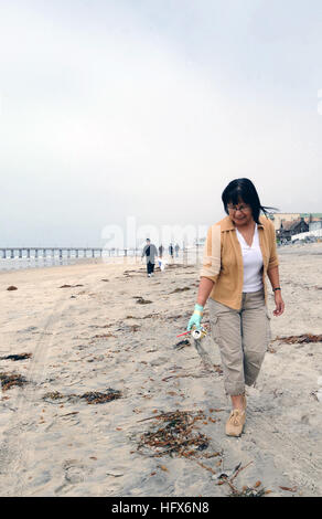 090319-N-2959L-018 Imperial Beach, California (19 marzo 2009) Reservist Yeoman 1a classe Nancy Kelly rimuove il cestino dal Imperial Beach durante una spiaggia il clean-up sponsorizzata dalla Naval Special Warfare Command 1a classe Sottufficiali di associazione. Naval Special Warfare Command è il quartier generale per uso navale forze per le operazioni speciali in tutto il mondo. (U.S. Foto di Marina di Massa lo specialista di comunicazione 2a classe Dominique M. Lasco/RILASCIATO) Navy US 090319-N-2959L-018 Reservist Yeoman 1a classe Nancy Kelly rimuove il cestino dal Imperial Beach durante una spiaggia il clean-up sponsorizzata dalla Naval Special Warfare comando 1s Foto Stock