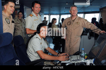 090327-N-6639M-056 Golfo di Aden (Mar. 27, 2009) posteriori Adm. Terence McKnight, commander, combinata Task Force (CTF) 151, e il cap. Contrassegnare Cedrun, comandante della Amphibious Assault nave USS Boxer (LHD 4), visita la Royal Navy danese il comando e la nave appoggio HDMS Absalon (L16) durante la lotta alla pirateria operazioni. Absalon è parte di CTF-151, una task force multinazionale conducendo contro la pirateria operazioni per individuare ed impedire la pirateria in e attorno al Golfo di Aden, Mare Arabico, Oceano Indiano e Mar Rosso. (U.S. Foto di Marina di Massa lo specialista di comunicazione 2a classe Laura A. Moore/RILASCIATO) US Navy 0 Foto Stock