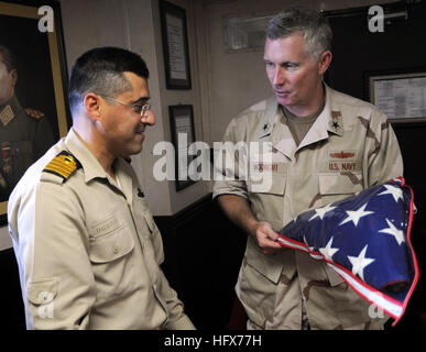 090330-N-2606F-899 Golfo di Aden (Mar. 30, 2009) posteriori Adm. Terence McKnight, comandante combinato dei Task Force (CTF) 151, presenta una bandiera americana a Capt. Cenk Dalkanat, comandante della Turchia le forze navali fregata Giresun TCG (F-491), durante una visita a Giresun, che funziona come parte di CTF 151. CTF 151 è una task force multinazionale conducendo contro la pirateria operazioni per individuare ed impedire la pirateria in e attorno al Golfo di Aden, Mare Arabico, Oceano Indiano e Mar Rosso. (U.S. Navy foto di Lt. John Fage/RILASCIATO) Navy US 090330-N-2606F-899 Adm posteriore. Terence McKnight, comandante del com Foto Stock