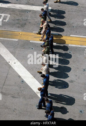 090405-N-6410J-020 Golfo di Aden (5 aprile 2009) Marinai e Marines condurre a danni di oggetti estranei a piedi verso il basso durante il volo quarti a bordo dell'assalto anfibio nave USS Boxer (LHD 4). La passeggiata verso il basso sia per ridurre al minimo il rischio di danni agli aeromobili e personale durante le operazioni di volo. Boxer è distribuito come parte dei Boxer anfibio gruppo Readiness/XIII MEU sostenere le operazioni di sicurezza marittima NEGLI STATI UNITI Quinta Flotta area di responsabilità. (U.S. Foto di Marina di Massa lo specialista di comunicazione di terza classe Matthew Jackson/RILASCIATO) Navy US 090405-N-6410J-020 marinai e Marines condurre una politica estera ogg Foto Stock