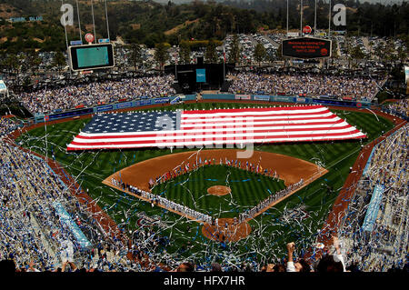 090413-N-9706M-124 LOS ANGELES (14 aprile 2009) Marinai e Marines distendere un campo di calcio di dimensioni bandiera americana presso il Dodger Stadium durante il pre-attività di gioco prima di una Major League Baseball gioco tra i Los Angeles Dodgers e i San Francisco Giants. (U.S. Foto di Marina di Massa lo specialista di comunicazione 1a classe David McKee/RILASCIATO) Navy US 090413-N-9706M-124 marinai e Marines distendere un campo di calcio di dimensioni bandiera americana presso il Dodger Stadium durante il pre-attività di gioco prima di una Major League Baseball gioco tra i Los Angeles Dodgers e il San Francesco Foto Stock