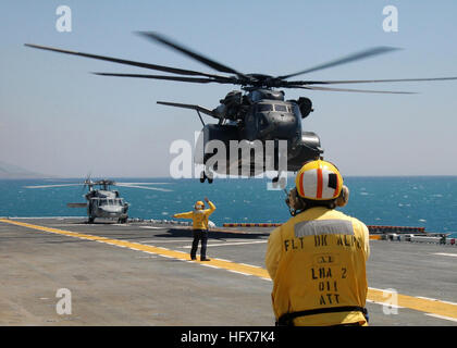 050715-N-2651J-002 costa di Albania (15 luglio 2005) - Un MH-53E mare Dragon elicottero, assegnato al "nero" stalloni di elicottero di lottare contro lo squadrone di supporto quattro (HC-4), atterra sul ponte di volo a bordo di un assalto anfibio nave USS Saipan (LHA 2) durante l'esercizio impegno Adriatico 2005. L'elicottero è stato esecuzione di toccare e andare gli sbarchi a bordo di Saipan in ordine per HC-4 e la nave a soddisfare tutti i criteri di idoneità per mantenere la fattibilità dell'installazione. Esercizio impegno Adriatico 2005 è incentrato sullo sviluppo individuale e collettivo di abilità di combattimento di nazioni partecipanti, come Foto Stock