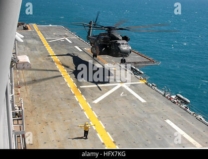 050715-N-0050M-001 costa di Albania (15 luglio 2005) - Un MH-53E mare Dragon elicottero, assegnato al "nero" stalloni di elicottero di lottare contro lo squadrone di supporto quattro (HC-4), atterra sul ponte di volo a bordo di un assalto anfibio nave USS Saipan (LHA 2) durante l'esercizio impegno Adriatico 2005. L'elicottero è stato esecuzione di toccare e andare gli sbarchi a bordo di Saipan in ordine per HC-4 e la nave a soddisfare tutti i criteri di idoneità per mantenere la fattibilità dell'installazione. Esercizio impegno Adriatico 2005 è incentrato sullo sviluppo individuale e collettivo di abilità di combattimento di nazioni partecipanti, come w Foto Stock