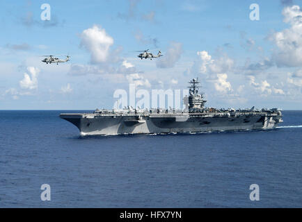 050715-N-8163B-043 Oceano Atlantico (15 luglio 2005) Ð due HH-60H Seahawk elicotteri condurre operazioni in prossimità della Nimitz-class portaerei USS Theodore Roosevelt CVN (71) mentre è in corso nell'Oceano Atlantico. Il Roosevelt Carrier Strike gruppo sta conducendo Joint Task Force Esercizio (JTFEX). Stati Uniti Navy foto dal fotografo di Mate Airman Eben Boothby (rilasciato) Navy US 050715-N-8163B-043 due HH-60H Seahawk elicotteri condurre operazioni in prossimità della Nimitz-class portaerei USS Theodore Roosevelt CVN (71) mentre è in corso nell'Oceano Atlantico Foto Stock