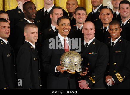 090421-N-0000X-001 di Washington (21 aprile 2009) Il Presidente Barack Obama in posa per una foto di gruppo con gli Stati Uniti Accademia navale aspiranti guardiamarina durante il Comandante in Capo del Trofeo presentazione. Le aspiranti guardiamarina ha ricevuto il prestigioso trofeo per il sesto anno consecutivo, dopo aver battuto il Cavalieri Neri di West Point e la Air Force Academy falchi durante la stagione calcistica 2008 e presentato il Comandante in Capo con un casco autografato da team. (U.S. Navy foto di Phil Hoffmann/RILASCIATO) Navy US 090421-N-0000X-001 Presidente Barack Obama in posa per una foto di gruppo con gli Stati Uniti Accademia navale aspiranti guardiamarina du Foto Stock