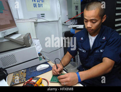 050717-N-5526M-002 Golfo Persico (Luglio 17, 2005) - Elettronica tecnico di terza classe Pietro Vongmysay risolve un malfunzionamento della scheda di amplificatore a bordo del Whidbey Island-classe dock anfibio sbarco nave USS Gunston Hall (LSD 44), mentre in corso al largo della costa di Arabia Saudita. Stati Uniti e Saudi Arabian marine militari partecipano in esercizio Unione nautico, un esercizio congiunto conducendo le operazioni di sicurezza marittima (MSO) formazione, difesa aerea, anti guerra sottomarina, guerra di superficie, il mio contatore misura, electronic warfare, rifornimento in mare (RAS) e comando e controllo. La sicurezza marittima Oper Foto Stock