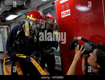 Hull Maintenance Technician riferisce al leader della scena del controllo dei danni a bordo della USS Blue Ridge durante l'esercitazione Malabar 2009 con la marina indiana e la forza di autodifesa marittima giapponese nell'Oceano Pacifico. Foto Stock