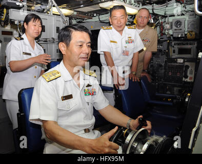 090513-N-5013K-064 Yokosuka, Giappone (13 maggio 2009) Vice Adm. Tohru Izumi, comandante in capo della flotta di autodifesa, Giappone marittimo Forza di Autodifesa (JMSDF), siede alla nave del pannello di controllo a bordo della USS gatto artico (SSN 21). Izumi, Vice Adm. Mikio Nagata, commander, flotta Submarine Force, JMSDF; e Vice Adm. John M. Bird, commander, U.S. 7 flotta, sono touring Gatto Artico mentre ella è in porto. (U.S. Navy foto di Lt. La Cmdr. Greg Kuntz/RILASCIATO) Navy US 090513-N-5013K-064 Vice Adm. Tohru Izumi, comandante in capo della flotta di autodifesa, Giappone marittimo Forza di Autodifesa (JMSDF), siede alla nave pannello di controllo aboa Foto Stock