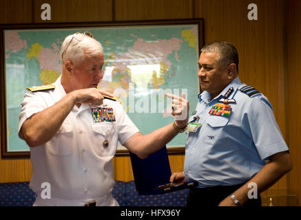 090514-N-8623G-054 NEW DELHI, India (14 maggio 2009) âAdm. Timothy J. Keating, comandante della U.S. Comando del Pacifico e il Maresciallo dell'aria Pradeep Vasant, Vice Capo del personale aereo incontrare durante una chiamata ufficio a New Delhi, India. Stati Uniti Foto di Marina di Massa Communications Specialist 2a classe Elisia V. Gonzales Navy US 090514-N-8623G-054 Adm. Timothy J. Keating, comandante della U.S. Comando del Pacifico e il Maresciallo dell'aria Pradeep Vasant, Vice Capo del personale aereo incontrare durante una chiamata ufficio Foto Stock