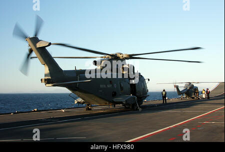 090514-N-9157R-731 REGNO UNITO (14 maggio 2009) La Royal Navy Merlin anti-guerra sottomarina elicottero si prepara a prendere il via dalla Royal Navy portaerei HMS illustre (R06). Illustre è la partecipazione in comune di guerriero, due settimane di formazione NATO esercizio al largo della costa del Regno Unito. (U.S. Navy foto di Lt. La Cmdr. Julie Ripley/RILASCIATO) Navy US 090514-N-9157R-731 A Royal Navy Merlin anti-guerra sottomarina elicottero si prepara a prendere il via dalla Royal Navy portaerei HMS illustre (R06) Foto Stock