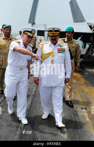 Vice Adm. Bill Gortney, commander, U.S. Forze Navali del comando centrale, spiega le operazioni di volo a Sua Maestà il Re Hamad Bin Isa Al Khalifa, il re del Bahrain mentre a bordo della portaerei USS Dwight D. Eisenhower CVN (69) durante la sua storica visita porta al Regno del Bahrain. La Eisenhower è il primo Nimitz-aeromobili di classe carrier per dock presso il recentemente completato Khalifa Bin Salman Port. La Eisenhower Carrier Strike gruppo è distribuito negli Stati Uniti Quinta Flotta area di operazioni come parte di una regolare distribuzione programmata a sostegno delle operazioni Enduring Freedom e Freedo iracheno Foto Stock