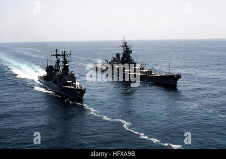 Un' antenna dritta vista di prua della nave da guerra USS NEW JERSEY (BB-62), a destra e il cacciatorpediniere USS FLETCHER (DD-992). Le navi sono parte di un gruppo di attività in corso al largo della costa della California. USS Fletcher (DD-992) al fianco di USS New Jersey (BB-62) Foto Stock