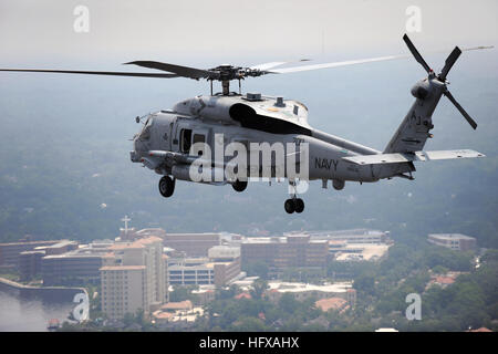 090610-N-0413R-043 Jacksonville, Florida (10 giugno 2009) un multi-missione MH-60R Sea Hawk elicottero è in rotta verso casa base alla Naval Air Station Jacksonville, dopo un over-pistola ad acqua di esercizio. La pistola esercizio è parte del processo di qualificazione per la certificazione degli elicotteri come Navy pronto. (U.S. Foto di Marina di Massa lo specialista di comunicazione 2a classe Shannon Renfroe/RILASCIATO) Navy US 090610-N-0413R-043 un multi-missione MH-60R Sea Hawk elicottero è in rotta verso casa base alla Naval Air Station Jacksonville, dopo una pistola ad acqua di esercizio Foto Stock