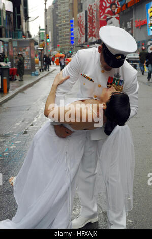 090611-F-1942W-207 NEW YORK (11 giugno 2009) Senior Chief di materiale esplosivo tecnico Aaron Ryan e la sua nuova sposa, Barbara Borowy, posa per i fotografi in Times Square seguendo la loro cerimonia di nozze nella famosa isola di militari. Essi hanno aderito altre quattro coppie militare di costituzione in pegno del loro amore e impegno per ogni altro nonché il paese in una cerimonia ampiamente coperto dalla New York media. Un piccolo numero di familiari e amici erano a portata di mano per testimoniare la cerimonia coordinato da noi tv e l'uso del Metropolitan di New York. (U.S. Air Force foto di Cpt. Angela Webb/RILASCIATO) Navy US 090611- Foto Stock