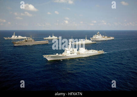 090615-N-0000X-283 sul Mare del Sud della Cina (15 giugno 2009) della Repubblica di Singapore Navy fregate RSS valorosa (72) e RSS Intrepid (69) e il serbatoio di atterraggio RSS nave Endeavour (210) di manovra in formazione con il dock di anfibio sbarco nave USS harpers Ferry (LSD 49) e guidato-missile cacciatorpediniere USS Chafee (DDG 90) e USS Chung-Hoon (DDG 93) durante la fase di mare della cooperazione a galla la prontezza e la formazione (Carati) 2009. Carato è una serie di accordi bilaterali di esercizi che si svolgono annualmente nel sud-est asiatico per rafforzare le relazioni e migliorare la prontezza operativa delle forze partecipanti. (Brevetto statunitense n. Foto Stock