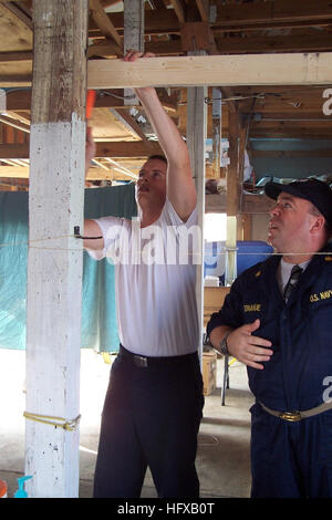 050918-N-0780W-007 Biloxi Miss. (Sett. 18, 2005) Ð U.S. Navy Hospitalman apprendista Ryan Junkin, sinistra, e il tenente La Cmdr. Thomas Donahue, sia il personale medico di stanza a bordo i militari Sealift Command (MSC) nave ospedale USNS Comfort (T-AH 20), costruzione di travi di supporto durante la creazione di una classificazione clinica di Biloxi Miss. Il comfort è lavorare a diretto sostegno della Federal Emergency Management AgencyÕs sforzo per fornire un supporto medico e aiuti umanitari in Costa del Golfo per le vittime dell uragano Katrina. La nave ospedale ha trattato più di 1200 pazienti dal suo arrivo a Pascagoula, Miss., Foto Stock