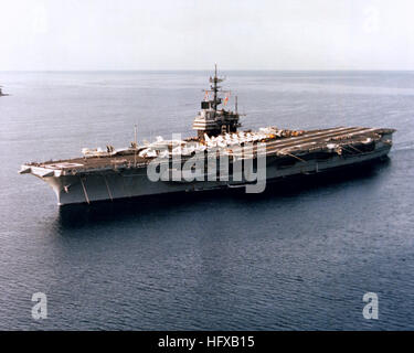 Un' antenna porta vista di prua della portaerei USS RANGER (CV-61) in corso al largo della costa della California. USS Ranger (CV-61) porta antenna bow view 1983 Foto Stock