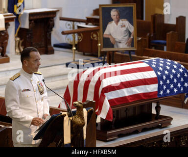 050723-N-5390M-005 Annapolis, Md. (Luglio 23, 2005) - ADM. Mike Mullen, Capo di operazioni navali (CNO), rende omaggio ai pensionati Vice Adm. James B. Stockdale. Centinaia di amici e parenti e shipmates riuniti a frequentare il servizio funebre per il primo aviatore Navale, Vietnam prigioniero di guerra, il pilota di prova, accademico e Medal of Honor destinatario che morì il 5 luglio, all'età di 81. Stati Uniti Navy foto di Ken Mierzejewski (rilasciato) Navy US 050723-N-5390M-005 Adm. Mike Mullen, Capo di operazioni navali (CNO), rende omaggio ai pensionati Vice Adm. James B. Stockdale Foto Stock