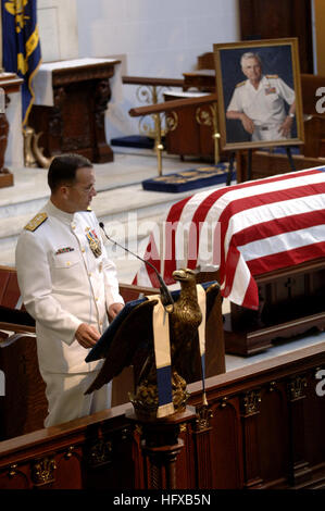 050723-N-5390M-001 Annapolis, Md. (Luglio 23, 2005) - ADM. Mike Mullen, Capo di operazioni navali (CNO), rende omaggio ai pensionati Vice Adm. James B. Stockdale. Centinaia di amici e parenti e shipmates riuniti a frequentare il servizio funebre per il primo aviatore Navale, Vietnam prigioniero di guerra, il pilota di prova, accademico e Medal of Honor destinatario che morì il 5 luglio, all'età di 81. Stati Uniti Navy foto di Ken Mierzejewski (rilasciato) Navy US 050723-N-5390M-001 Adm. Mike Mullen, Capo di operazioni navali (CNO), rende omaggio ai pensionati Vice Adm. James B. Stockdale Foto Stock