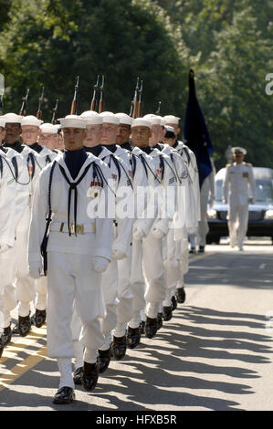 050723-N-5390M-003 Annapolis, Md. (Luglio 23, 2005) - STATI UNITI Marina Militare Guardia cerimoniale marche in una processione funebre in onore di pensionati Vice Adm. James B. Stockdale a bordo dell'U.S. Accademia Navale. Centinaia di amici e parenti e shipmates riuniti a frequentare il servizio funebre per il primo aviatore Navale, Vietnam prigioniero di guerra, il pilota di prova, accademico e Medal of Honor destinatario che morì il 5 luglio, all'età di 81. Stati Uniti Navy foto di Ken Mierzejewski (rilasciato) Navy US 050723-N-5390M-003 U.S. Marina Militare Guardia cerimoniale marche in una processione funebre in onore di pensionati Vice Adm. James B. S Foto Stock