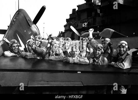 I piloti lieto su di loro la vittoria durante le Isole Marshall attack, grin attraverso la coda di un F6F Hellcat a bordo della USS Lexington, dopo tiro giù 17 fuori di 20 aerei giapponesi in direzione di Tarawa. Novembre 1943. Comdr. Edward J. Steichen. (Marina) Data esatta Shot NARA sconosciuto file #: 080-G-470985 guerra & CONFLITTO PRENOTA #: 959 USS Lexington (CV-16) piloti celebrare vittorie aeree 1943-11 Foto Stock