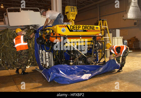 050805-F-M8968-002 Andrews Air Force Base (AFB), Md. (5 agosto 2005) - Membri del 89porta antenna Squadron (AP), Andrews AFB e la Trentaduesima APS Air Reserve Squadron, Pittsburgh, Pa., prepararsi a carico Drone profondo 8000 su un C-17 Globemaster III da Charleston, Carolina del Sud. Gli Stati Uniti Supervisore della marina militare di salvataggio e le immersioni (SUPSALV) è la distribuzione di una profonda Drone 8000 veicolo azionato in modo remoto (ROV), in grado di operare ad una profondità fino a 8000 piedi. La profonda Drone 8000 ha un obiettivo di posizionamento sonar e due manipolatori di strumento in grado di lavorare con gli strumenti e il fissaggio di armamento. La marina e la forza dell'aria Foto Stock