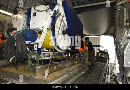 050805-F-M8968-010 Andrews Air Force Base (AFB), Md. (5 agosto 2005) - Membri del 89porta antenna Squadron (AP), Andrews AFB e la Trentaduesima APS Air Reserve Squadron, Pittsburgh, Pa., carico profondo Drone 8000 attrezzature di supporto su una C-17 Globemaster III da Charleston, Carolina del Sud. Gli Stati Uniti Supervisore della marina militare di salvataggio e le immersioni (SUPSALV) è la distribuzione di una profonda Drone 8000 veicolo azionato in modo remoto (ROV), in grado di operare ad una profondità fino a 8000 piedi. La profonda Drone 8000 ha un obiettivo di posizionamento sonar e due manipolatori di strumento in grado di lavorare con gli strumenti e il fissaggio di armamento. La Marina e aria Foto Stock