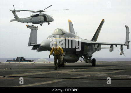 050807-N-8591H-145 USS Kitty Hawk (CV 63), al Mare (Agosto 7, 2005) - Un'aviazione di boatswain mate handler si muove per dirigere un F/A-18E Super Hornet da Strike Fighter Squadron (VFA) 27 in preparazione delle operazioni di volo a bordo USS Kitty Hawk (CV 63). L'F/A-18 è un all-weather attacco aereo che può anche essere utilizzato come un lottatore. La marina di USS Kitty Hawk Carrier Strike gruppo, compresa la avviato air wing e USS Boxer (LHD 4) partecipano al terzo annuali congiunte di aria e di mare Esercizio (JASEX) con gli Stati Uniti Air Force, E DEGLI STATI UNITI Marine Corps nel Pacifico occidentale. JASEX si concentra su i Foto Stock