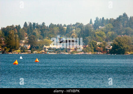 050806-N-3390M-019 Seattle (Agosto 6, 2005) - Il conduttore pilota solo assegnato per gli Stati Uniti Navy dimostrazione di volo team, il "Blue Angel" conduce ad alta velocità e basso livello passa sopra il Lago Washington durante la Seattle Seafair gli avvenimenti di Seattle, Washington. Il Blue Angels volare l'F/A-18A Hornet, effettuando circa 30 manovre durante la manifestazione aerea della durata di più di un'ora. Seafair è Seattle mese-lungo tradizionale festival estivo, che include le parate, atletica amatoriale, aria mostra e barca racing. Stati Uniti Navy foto dal fotografo compagno del 3° di classe Douglas G. Morrison (rilasciato) Navy US 050806 Foto Stock