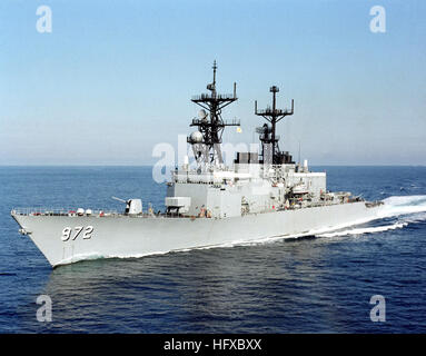 Una porta vista di prua del cacciatorpediniere USS OLDENDORF (DD 972) in corso. USS Oldendorf (DD-972) porta vista di prua Foto Stock