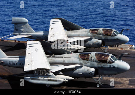 050818-N-6106R-058 Oceano Pacifico (Agosto 18, 2005) - Due EA-6B malintenzionati, assegnato all'ÒGauntletsÓ di Attacco Elettronico Squadron uno tre sei (VAQ-136), attendere di essere lanciato fuori il ponte di volo della convenzionalmente alimentato portaerei USS Kitty Hawk (CV 63). Kitty Hawk e avviato Carrier aria Wing cinque (CVW-5) sono attualmente di ritornare alle loro homeport dopo una distribuzione programmata nel 7 ° Flotta area di responsabilità. Stati Uniti Navy foto dal fotografo di Mate Airman Stephen W. Rowe (rilasciato) Navy US 050818-N-6106R-058 due EA-6B malintenzionati di aspettare di essere lanciato fuori il ponte di volo della COST Foto Stock