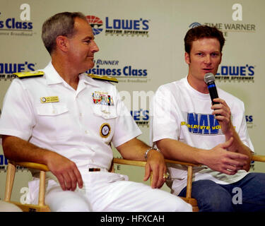 050823-N-5862D-131 Charlotte, N.C. (Agosto 23, 2005) Ð Commander, Navy assunzione di comando posteriore, ADM. Dale Jeffrey Fowler e Navy NASCAR driver e proprietario del team di Dale Earnhardt Jr, annunciare oggi nel corso di una conferenza stampa al Lowes Motor Speedway Charlotte, N.C., che la marina sarà sponsor di un nuovo team di proprietà di Earnhardt Jr, 2006 per la NASCAR Busch Series. Il team metterà in campo una Chevrolet Monte Carlo numero 88 guidata da Mark McFarland e portano la ÒNavy - Accelerare il vostro lifeÓ sponsor principale logo. Stati Uniti Navy foto di Chief Fotografo compagno del Navy US 050823-N-5862D-131 Commander, Navy reclutare Foto Stock