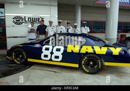 050823-N-5862D-157 Charlotte, N.C. (Agosto 23, 2005) Ð da sinistra, Navy NASCAR driver e proprietario del team di Dale Earnhardt Jr; driver Mark McFarland; Commander, Navy assunzione di comando posteriore, ADM. Dale Jeffrey Fowler e marinai posano con il 2006 Busch Series race car a Lowes Motor Speedway di Charlotte, N.C. La Marina sarà sponsor di un nuovo team di proprietà di Earnhardt Jr, che metterà in campo una Chevrolet Monte Carlo numero 88 pilotato da McFarland e portano la ÒNavy - Accelerare il vostro lifeÓ sponsor principale logo. Stati Uniti Navy Foto di Chief Fotografo compagno del Chris Desmond (rilasciato) Navy US 050823-N-5862D-157 Fro Foto Stock