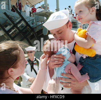 050825-N-6639M-015 Norfolk, Virginia (Agosto 25, 2005) - Macchinista compagno del 3° di classe James Jones, assegnato alla USS Nashville (LPD 13), baci suoi sei-week-vecchio figlio per la prima volta dopo il ritorno da una distribuzione. Nashville, USS Nicholas (FFG 47) e USS Saipan (LHA 2) Restituiti alla Naval Station Norfolk dopo aver completato un periodo di tre mesi di distribuzione di pompaggio a sostegno della guerra globale al terrorismo. Stati Uniti Navy foto dal fotografo compagno del 3° di classe Laura A. Moore (rilasciato) Navy US 050825-N-6639M-015 macchinista compagno del 3° di classe James Jones, assegnato alla USS Nashville (LPD 13), baci suoi sei-week-vecchio figlio per Foto Stock