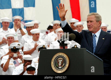 050830-N-7130B-288 Coronado, California (Agosto 30, 2005) - Presidente George W Bush onde per i membri del servizio al termine del suo discorso a bordo Naval Air Station (NAS) Isola del nord, California Il presidente Bush ha visitato NAS North Island per commemorare il sessantesimo anniversario della fondazione delle forze alleate la vittoria sul Giappone (VJ giorno) durante la Seconda Guerra Mondiale. Stati Uniti Navy foto dal fotografo compagno del 3° di classe Aaron onere (rilasciato) Navy US 050830-N-7130B-288 Presidente George W Bush onde per i membri del servizio al termine del suo discorso a bordo Naval Air Station (NAS) Isola del nord, Calif Foto Stock