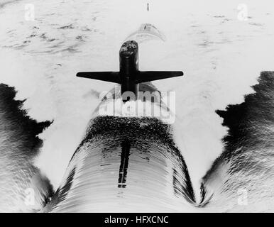 Un bow-in vista dell'energia nucleare sottomarino attacco USS GROTON (SSN 694). USS Groton (SSN-694) Foto Stock