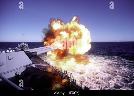 Il No. 1 la torretta Mark 7 16 pollici/50-calibro pistole sono sparati a bordo della nave da guerra USS IOWA (BB-61) durante l'esercizio Ocean Safari '85. USS Iowa BB-61 - Ocean Safari 85 - DN-ST-87-02388 Foto Stock