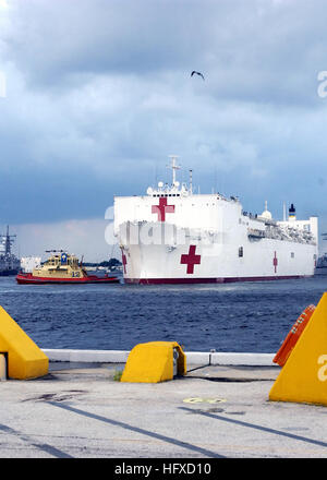 050905-N-1550W-007 Mayport, Fla. (sett. 5, 2005) - Il militare Sealift Command (MSC) nave ospedale USNS Comfort (T-AH 20) tira in Naval Station Mayport Fla., a prendere su materiali sul loro modo di aiutare le vittime dell'uragano Katrina. La marina di coinvolgimento nell'uragano Katrina assistenza umanitaria delle operazioni è portato dalla Federal Emergency Management Agency (FEMA), in collaborazione con il Dipartimento della Difesa. Stati Uniti Navy foto dal fotografo di Mate 2a classe Elizabeth Williams (rilasciato) Navy US 050905-N-1550W-007 i militari Sealift Command (MSC) nave ospedale USNS Comfort (T-AH 20) Foto Stock