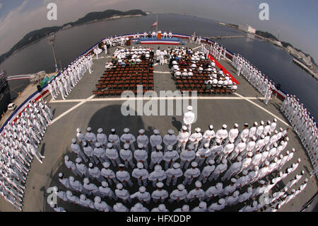 050910-N-1693W-078 Yokosuka, Giappone (sett. 10, 2005) - marinai stand a parade resto sul ponte di volo dell'U.S. Settimo Fleet comando nave USS Blue Ridge (LCC 19) durante la modifica del comando cerimonia. Il cap. Jeffrey Bartkowski alleviato Capt. J. Stephen Maynard come comandante della Blue Ridge (LCC 19). Stati Uniti Navy foto dal fotografo di Mate 2a classe Lowell Whitman (rilasciato) Navy US 050910-N-1693W-078 marinai stand a parade resto sul ponte di volo dell'U.S. Settimo Fleet comando nave USS Blue Ridge (LCC 19) durante la modifica della cerimonia di comando Foto Stock