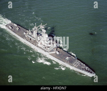 Un elevato prua dritta vista dell'energia nucleare missile cruiser USS VIRGINIA (CGN 38) in corso al largo di Capo Henry, Virginia (VA). USS Virginia (CGN-38) elevata vista dritta Foto Stock