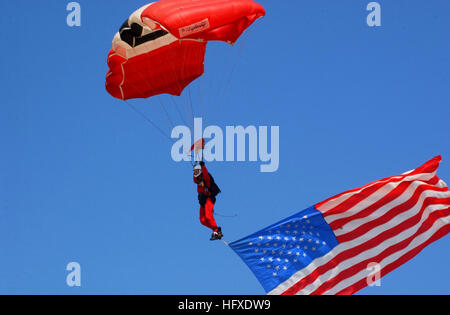 050917-N-2197S-004 Virginia Beach, Va. (sett. 17, 2005) - Un membro del British Army Parachute team di dimostrazione, ÒRed DevilsÓ discende lentamente a terra con la bandiera americana, mentre l inno nazionale veniva cantato come parte del 2005 Naval Air Station Oceana Air Show. L'air show ha montrato civili e aerei militari da la nazione delle forze armate, che ha fornito molte dimostrazioni di volo statico e visualizza. Stati Uniti Navy foto di PhotographerÕs Mate 2 Steven P. Smith (rilasciato) Navy US 050917-N-2197S-004 un membro dell'Esercito britannico paracadute team di dimostrazione discende lentamente Foto Stock