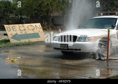 050919-N-9458H-001 Algeri, La. (sett. 19, 2005) Ð New Orleans il dipartimento di polizia pattuglia delle vetture si muovono attraverso una stazione di decontaminazione in Algeri, La., dopo il pattugliamento attraverso la città di New Orleans. La stazione di decontaminazione è stata istituita per sterilizzare i veicoli funzionanti per i soccorsi di uragano Katrina. La marina di coinvolgimento nell'uragano Katrina assistenza umanitaria operazioni sono guidati dalla Federal Emergency Management Agency (FEMA), in collaborazione con il Dipartimento della Difesa. Stati Uniti Navy foto di PhotographerÕs Mate 3° di classe Patrick Hutchison (rilasciato) Navy US 050919-N-945 Foto Stock