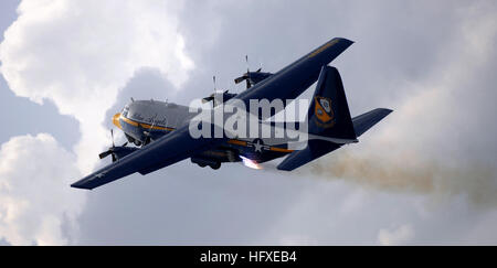 050931-N-9769P-0002 Millington, Tennessee (Sett. 31, 2005) - STATI UNITI Marine Corps C-130 Hercules, " Fat Albert", assegnato per gli Stati Uniti Navy ÒBlue AngelsÓ dimostrazione di volo team, utilizza Jet assistito il decollo (JATO) bottiglie durante la Mid-South Air Show all'Millington Municipal Airport. Fat Albert calci-off mostrano ciascuna con un decollo assistito, dimostrando la C-130Õs possibilità di ottenere airborne in pochissimo tempo e distanza, simulando le condizioni in ambienti ostili e a breve, impreparati piste. Questo yearÕs air show ha montrato Blue Angels e le forze canadesi Snowbirds squadre di volo. U.S Foto Stock
