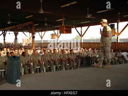 051011-N-0962S-073 Gibuti, Africa (ott. 11, 2005) - Master Chief Sottufficiali della Marina (MCPON) Terry Scott parla di marinai e Marines di stanza a Camp Lemonier in Gibuti, Africa durante un tutte le mani chiamata. MCPON Scott ha parlato ai marinai circa l importanza di interoperabilità e la Navy-Marine Corps team e ha sottolineato disponibilità personale in relazione alla fisica, mentale, etici, finanziari e disponibilità di famiglia. Stati Uniti Foto di Marina dal giornalista di prima classe Brandan W. Schulze (rilasciato) Navy US 051011-N-0962S-073 Master Chief Sottufficiali della Marina (MCPON) Terry Scott parla Foto Stock