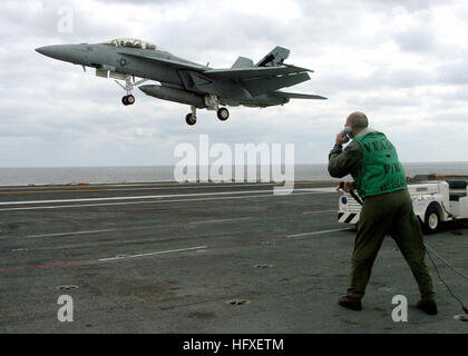 051017-N-0119G-043 Oceano atlantico (ott. 17, 2005) - Un segnale di atterraggio Officer osserva un'F/A-18F Super Hornet assegnati a colpire il Test Squadron due tre (VX-23) preparare per un tocco e andare sul ponte di volo dell'energia nucleare portaerei USS Enterprise (CVN 65). Questa è la prima volta che le operazioni di volo sono stati condotti a bordo Enterprise sin dall'inizio delle sue estese Selezionate Disponibilità limitata (ESRA) periodo oltre un anno fa. Enterprise è attualmente in corso nell'Oceano Atlantico conduzione di ponte di volo di certificazione. Stati Uniti Navy foto dal fotografo compagno del 3° di classe Rob Gaston (RELEA Foto Stock